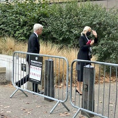 TheStephenRalph's tweet photo. Philip Schofield and Holly Willoughby entering Parliament via the tradesman's entrance... 👇🏻
#TheQueue #QueueJumpers #QueueE2 #OneRuleForThem https://t.co/9CzWX8l8dJ