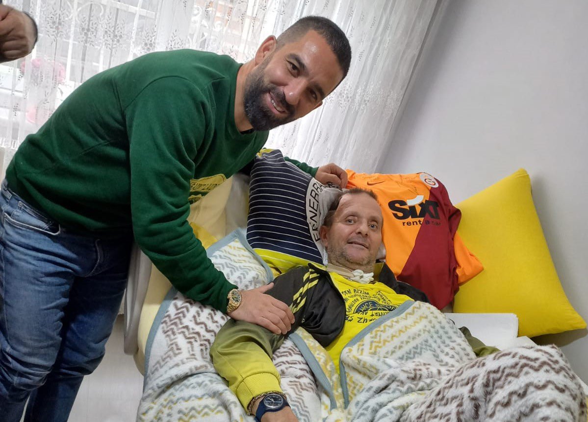 fortesports1's tweet photo. 👀 Arda Turan, kendisini küçük yaşlarında keşfeden ve şu sıralar evinde tedavi gören Trakyagücü Teknik Direktörü Kadir Güçlü’yü ziyaret etti. 

🔗 (Hürriyet) https://t.co/7DFmTgeDAS