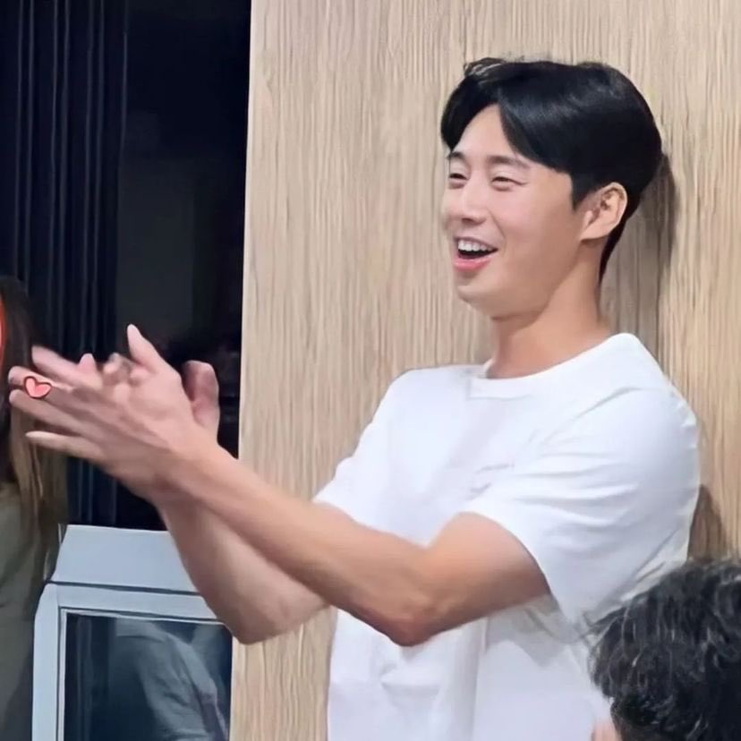 lusianaaolivary's tweet photo. #GyeongseongCreature dinner party last night! 😍
Can't wait huhu 🥺
btw, soo handsomee Sojunna 🥰🤍✨

#ParkSeoJun #박서준 #パクソジュン #HanSoHee https://t.co/DxGk2FscR9