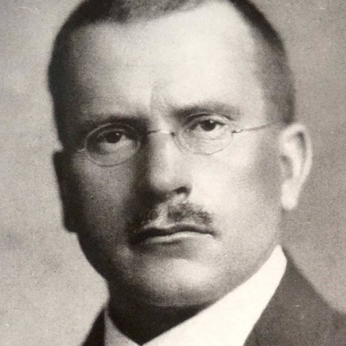 FideuetF's tweet photo. L'única manera de sortir és travessant.
Carl Jung
#aforismes #jung
#ff_jung #ff_aa https://t.co/93auBIu9LT