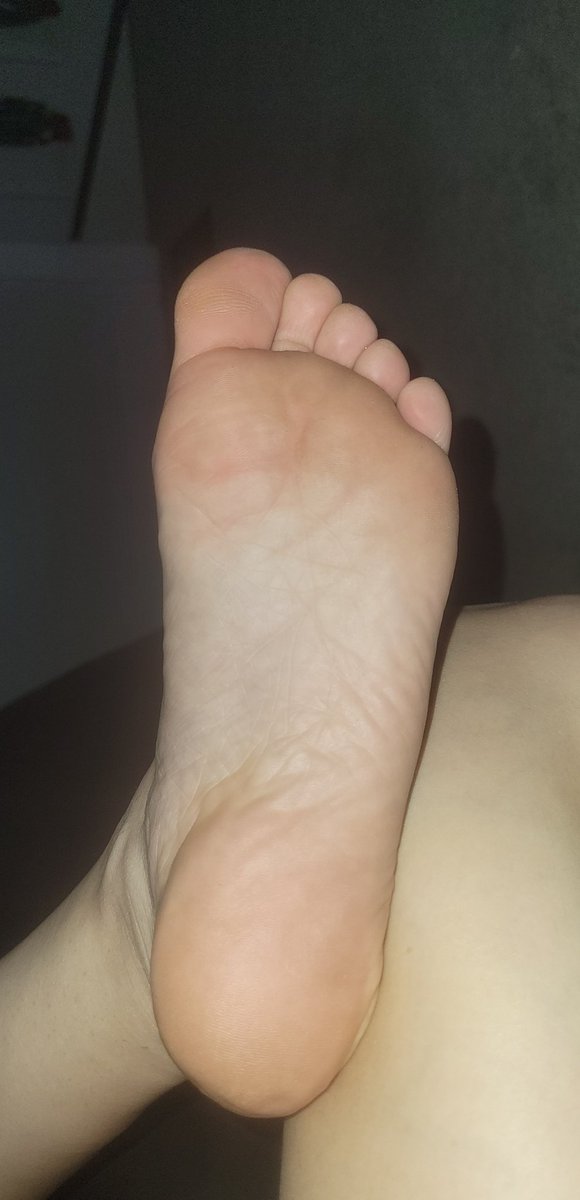 janinesoles's tweet photo. Clean sole! Size 6 delish foot that needs a mouth to be in! 🤤 #feet #feetworship #FOOTFETİSH #solesofthefeet #subwanted #slaveplay https://t.co/aiPZ2kTfPe