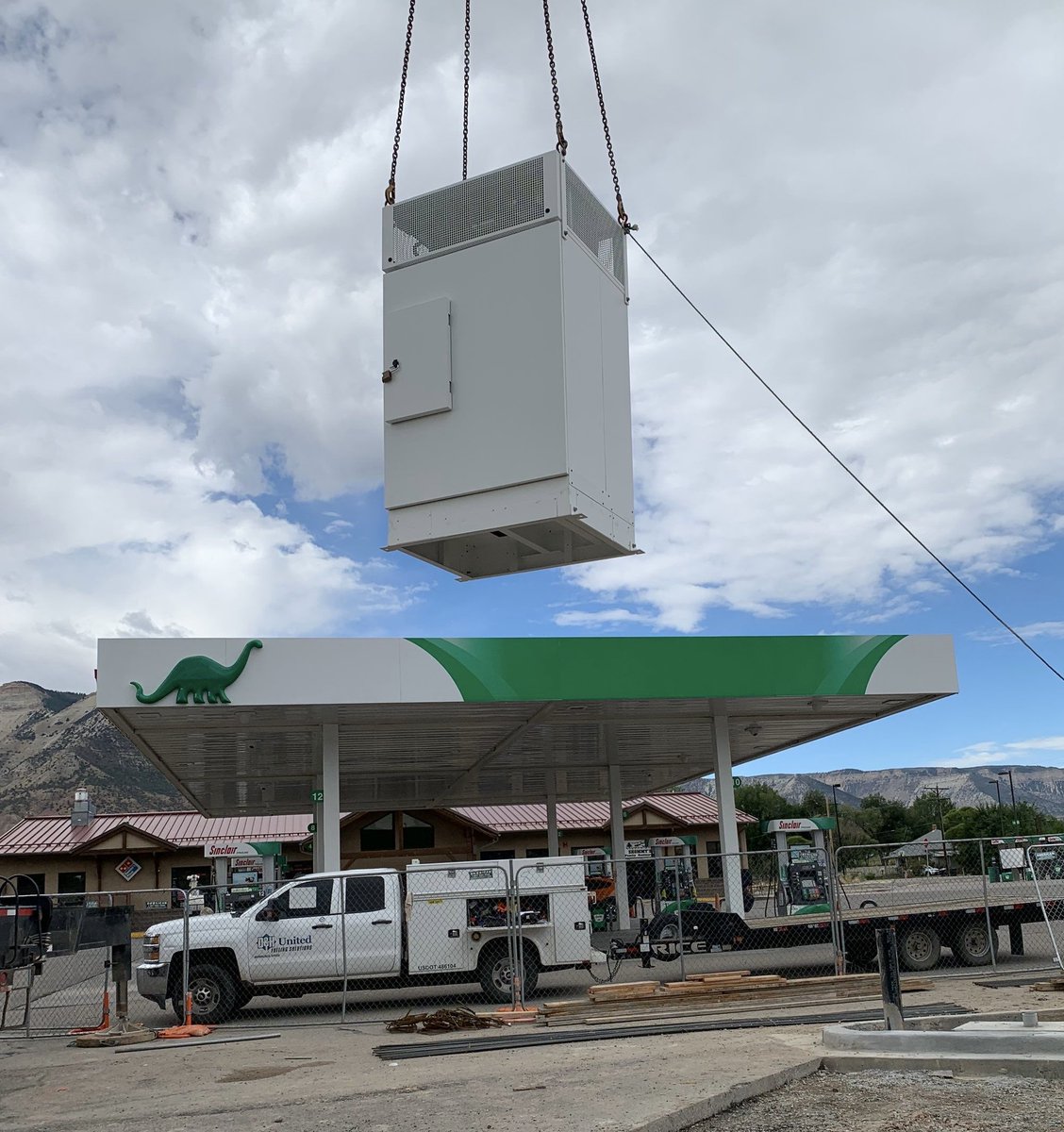 D_H_United's tweet photo. Traditional fuel adding EV charging.  A natural spot for the dual infrastructure. #fuelsystem #evchargers #DHunited https://t.co/I2JoAX72zI
