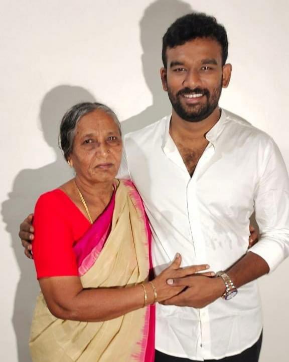 IParitalaSriram's tweet photo. ఈరోజు నా పుట్టినరోజు సందర్బంగా.. ఇలవేల్పు యల్లమ్మ అమ్మవారి ఆశీస్సులు, పరిటాల ఘాట్ దగ్గర నాన్న పరిటాల రవీంద్ర గారి ఆశీస్సులు మరియు కుటుంబ పెద్దల ఆశీస్సులు తీసుకోవడం జరిగింది. https://t.co/sDxD96KeHT