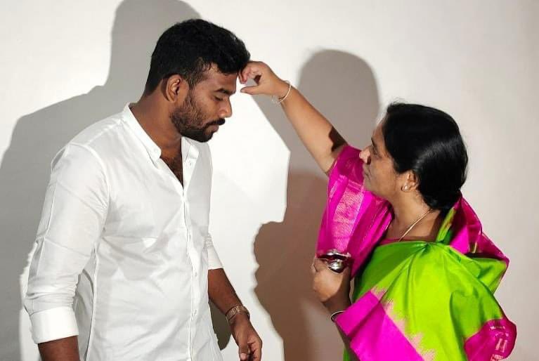 IParitalaSriram's tweet photo. ఈరోజు నా పుట్టినరోజు సందర్బంగా.. ఇలవేల్పు యల్లమ్మ అమ్మవారి ఆశీస్సులు, పరిటాల ఘాట్ దగ్గర నాన్న పరిటాల రవీంద్ర గారి ఆశీస్సులు మరియు కుటుంబ పెద్దల ఆశీస్సులు తీసుకోవడం జరిగింది. https://t.co/sDxD96KeHT