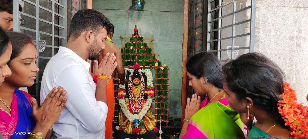 IParitalaSriram's tweet photo. ఈరోజు నా పుట్టినరోజు సందర్బంగా.. ఇలవేల్పు యల్లమ్మ అమ్మవారి ఆశీస్సులు, పరిటాల ఘాట్ దగ్గర నాన్న పరిటాల రవీంద్ర గారి ఆశీస్సులు మరియు కుటుంబ పెద్దల ఆశీస్సులు తీసుకోవడం జరిగింది. https://t.co/sDxD96KeHT