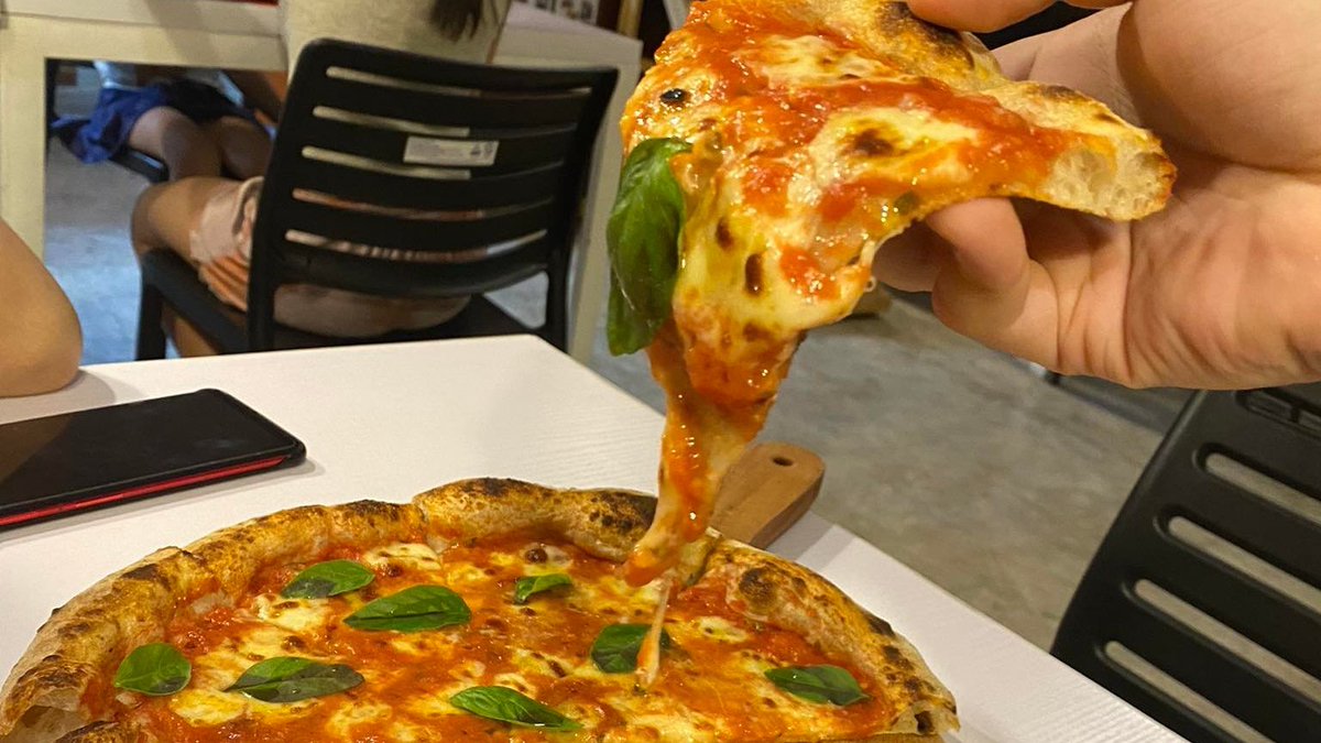 Just a random thought as I'm having my late lunch now, is there any topping you hate having on your pizza?

It's definitely olives for me! How about you?
#monsterbt995 #playground