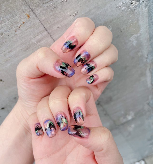 新しい爪かわいすぎる〜怪しげマグネット💜 