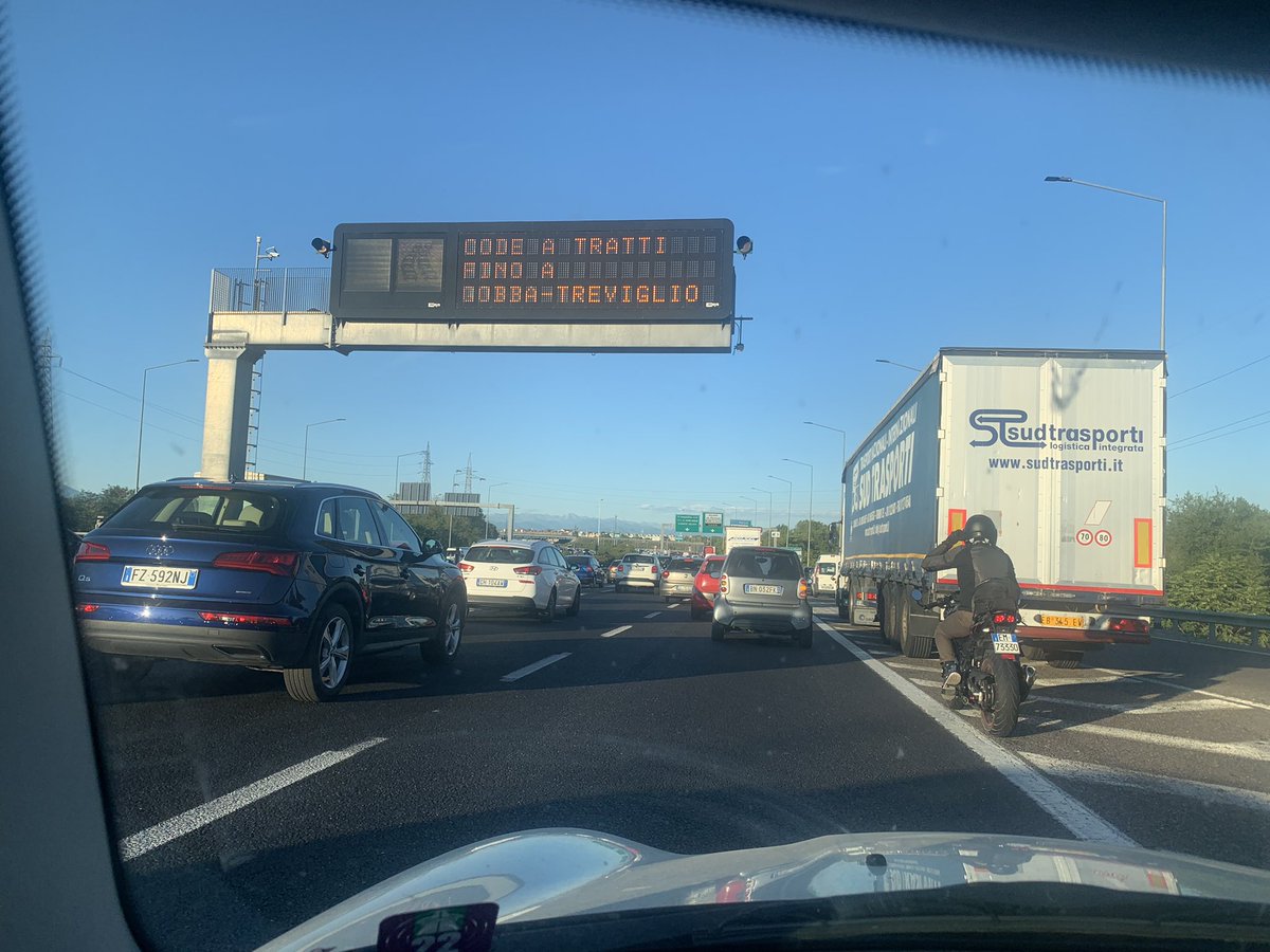 Maci_S's tweet photo. Oggi una giornata senza traffico? Ogni giorno a #milano così. Solo macchine e code. Non esiste un trasporto pubblico efficiente #CarFreeDay2022 https://t.co/sC4SRgCom7