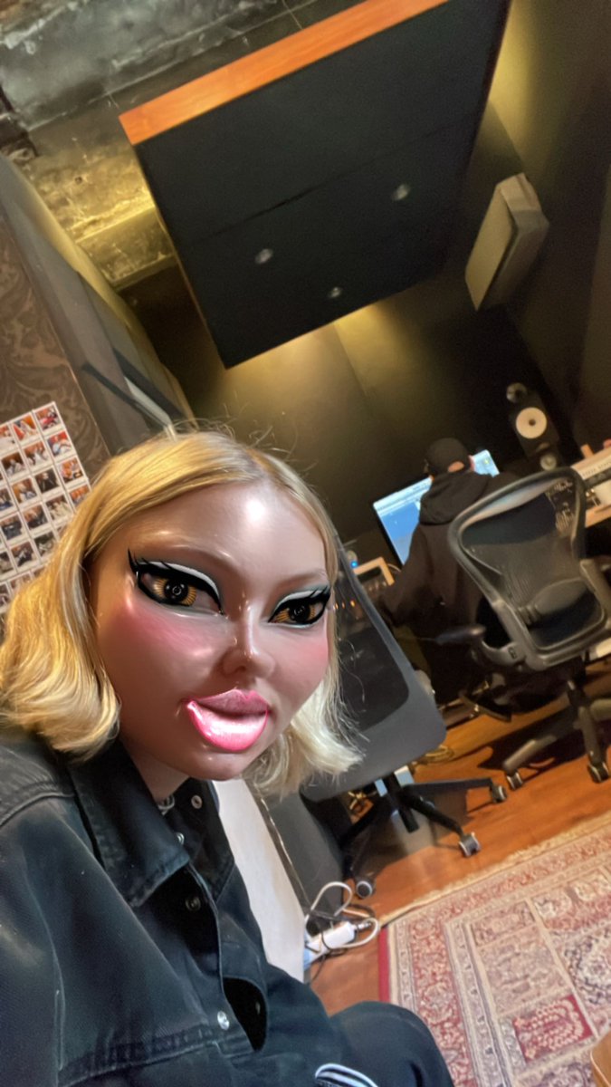 (31/08/22)
📸 | Astrid S via Instagram Stories. (Parece que alguien estaba aburrida en el studio 😂)