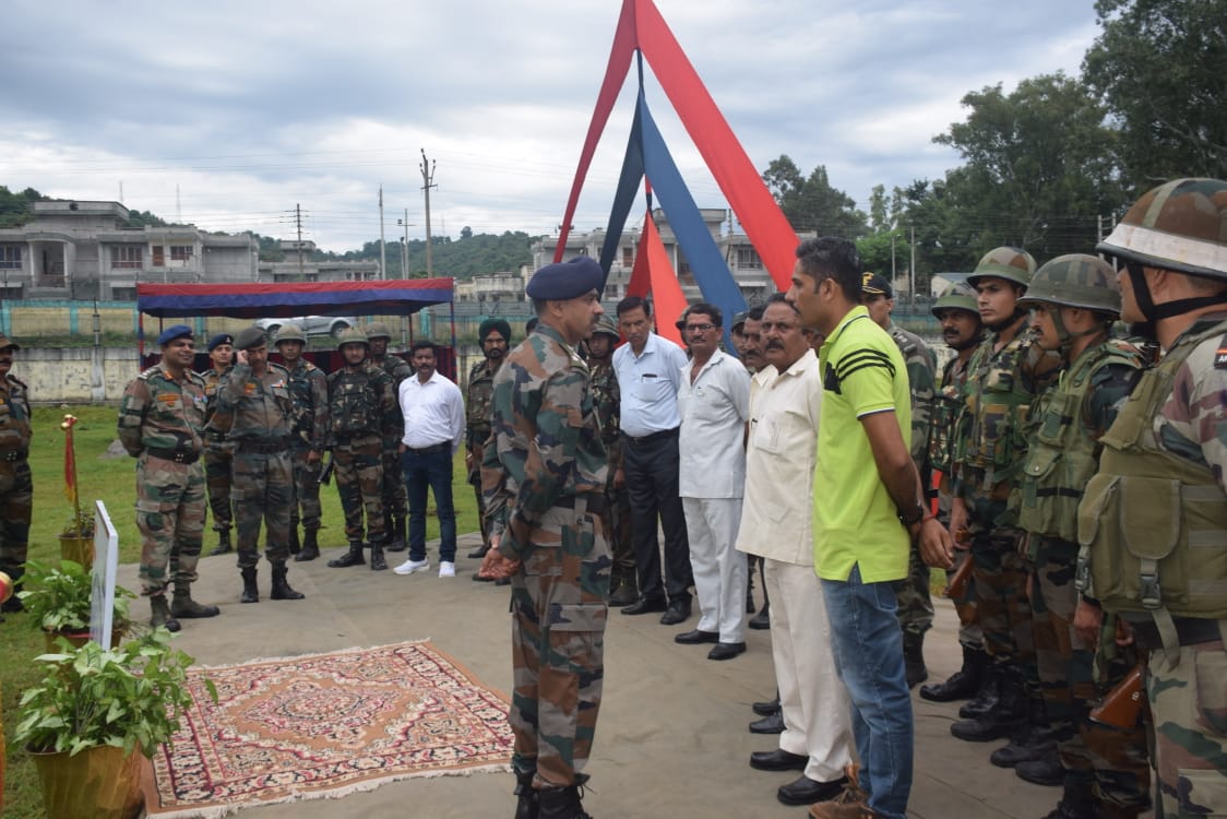 prodefencejammu's tweet photo. #ArsenalsBrigade of the #RisingStarCorps organised an interaction with veterans at #Basoli military Stn, followed by flagging off a party to interact &amp; connect with other Gunner Veterans living in remote areas of Bilawar &amp; Bani(J&amp;K) in the run-up to #GunnersDay.

@adgpi
@DIAV20 https://t.co/dbk3beKgP2