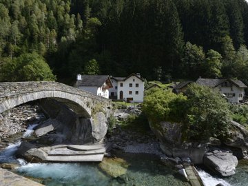 STMediaCH's tweet photo. Noch zum Entdecken! 
Der Naturpark #Calancatal in Südbünden! 
Die #ViaCalanca ist die allerbeste Möglichkeit, eine wildromantische und einsame Natur- und Kulturlandschaft zu Fuss in drei Tages-Etappen kennenzulernen!
@Graubunden #SchweizerPärke
https://t.co/URQJxf7O3e https://t.co/e2iRYojWZc