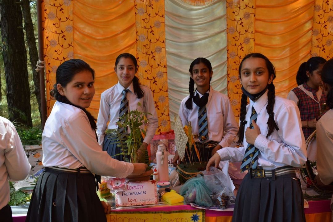 ShooliniUniv's tweet photo. #Throwback to our Lit & Flower #Fest2022 where #ShooliniUniversity invited school students to participate in poetry, photography, & painting competitions?
Today, we are recollecting the smiles of young artists.
#literaturefest #flowerfest #Top200University #HimachalPradesh https://t.co/gjw6uAKDeZ