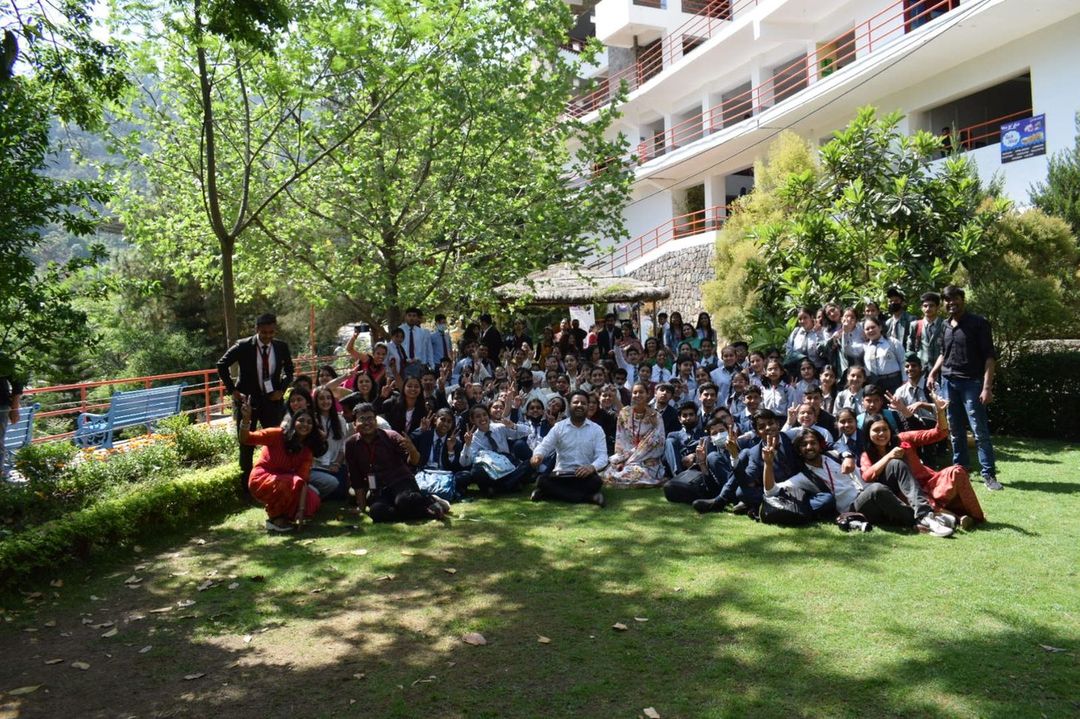 ShooliniUniv's tweet photo. #Throwback to our Lit & Flower #Fest2022 where #ShooliniUniversity invited school students to participate in poetry, photography, & painting competitions?
Today, we are recollecting the smiles of young artists.
#literaturefest #flowerfest #Top200University #HimachalPradesh https://t.co/gjw6uAKDeZ