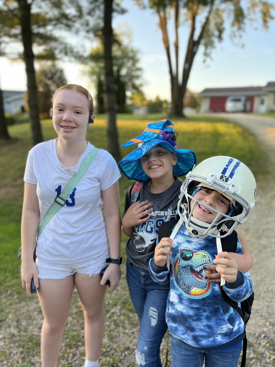 Sara_Akkerman's tweet photo. #HOCO week is more than half over! @KMElem was #HatDay and @KMMS_Larsen was #ClassColorDay While my children are not fans of my ideas, I am thrilled they all still choose to participate in dress up days💙🤍 https://t.co/BmXhADXT6d