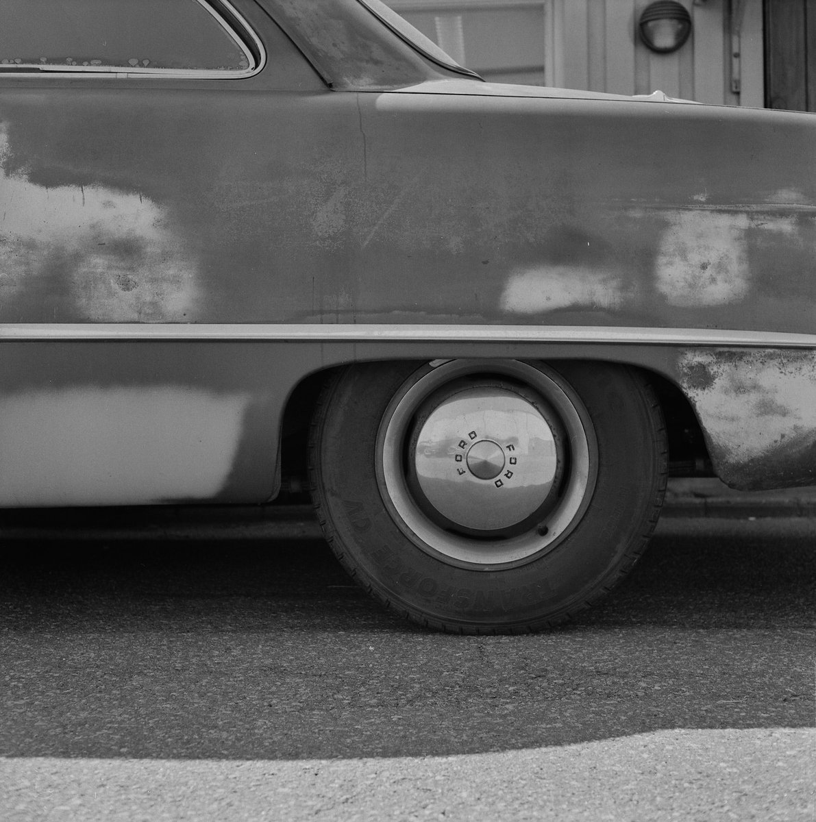 gj_frames's tweet photo. In the beginning of the summer I saw this car, and took these 3 BnW of it with my Mamiya C330
#mamiya #c330 #analogphoto https://t.co/9PPGFUvouB
