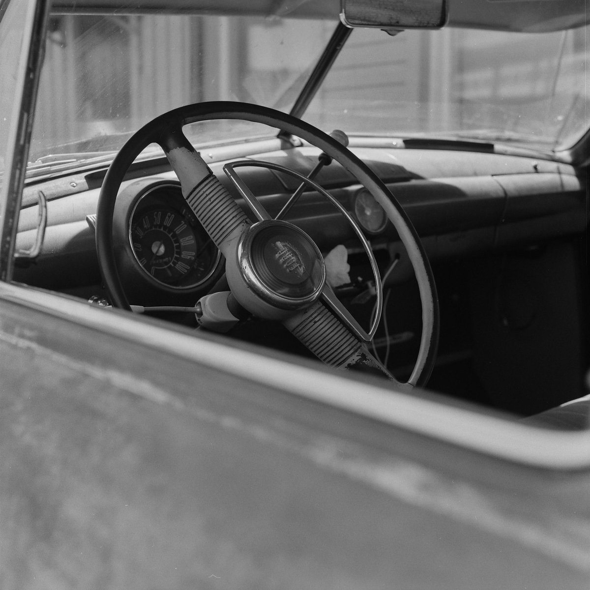 gj_frames's tweet photo. In the beginning of the summer I saw this car, and took these 3 BnW of it with my Mamiya C330
#mamiya #c330 #analogphoto https://t.co/9PPGFUvouB