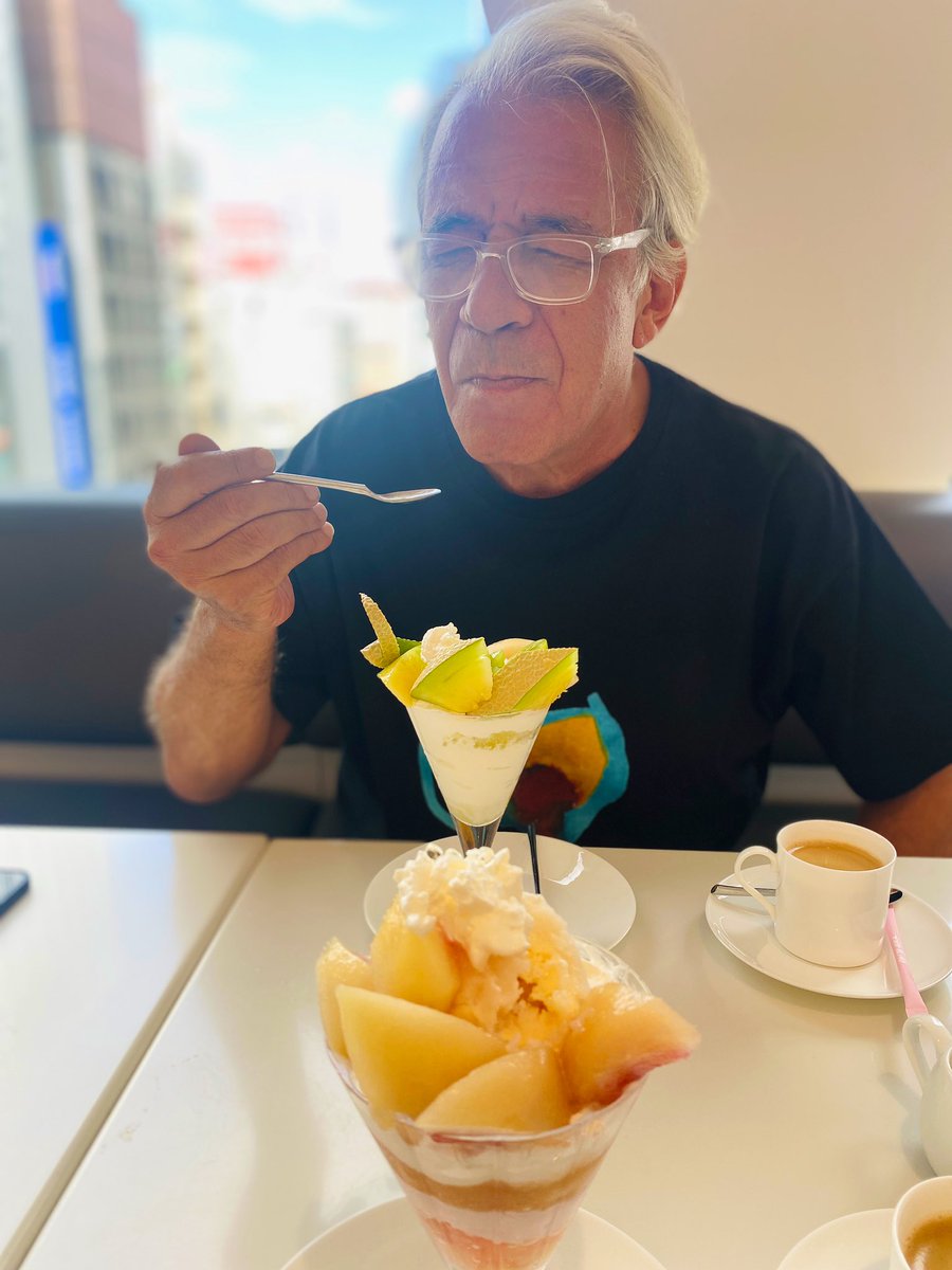 lilyrinae's tweet photo. 「こんな美味しいパフェは人生初だ」と高野フルーツパーラーを堪能中のジョンさん。プロモーターが甘党だと、連れてく場所が大体乙女🍑今夜23時〜3時間セット@ bridge 新宿 https://t.co/MQKdeHLisI