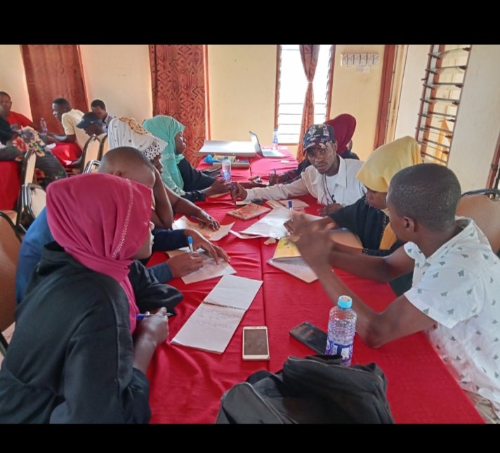 Ochiel20's tweet photo. @comred_ engaging with 30 youths of Msambueni, Kwale County, on how indigenous knowledge can be communicated for climate action.
~ Intergrating #traditionalscience into conservation
@risper_oteke @jackiemutisya2 @WWF_Kenya @WeAreVCA https://t.co/LCjjvyWRU0