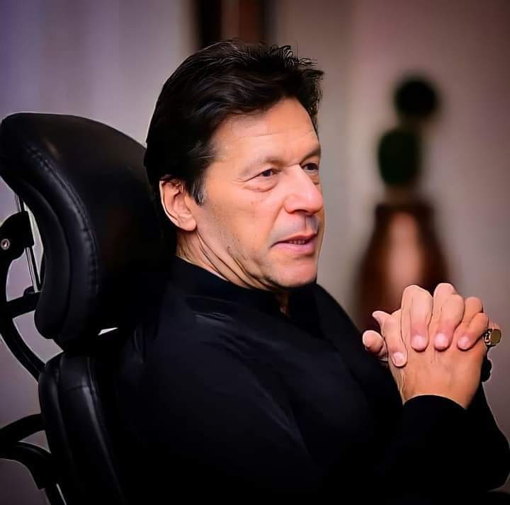 SamraTheQueen's tweet photo. حُسن والوں کو بتا دو 
ایک حسین شہزادے کی سالگرہ آرہی ہے♥️
#AdvanceHappyBirthdayKaptaan🇧🇫🇵🇰☺️♥️🔥 https://t.co/CEj1bz3s0w