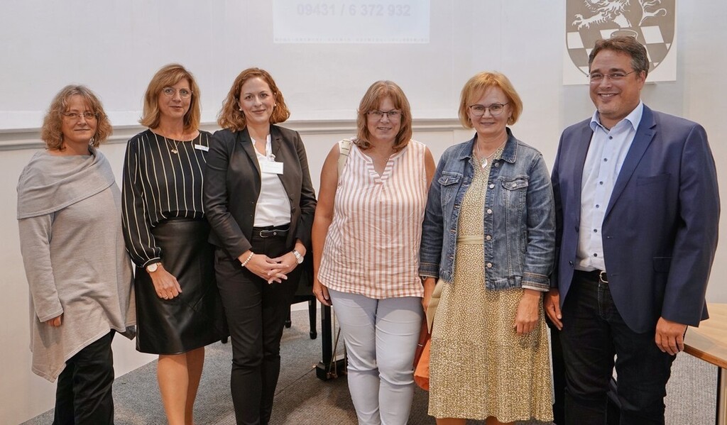 LkrSchwandorf's tweet photo. Das Palliativ-Hospiz-Netzwerks im Landkreis Schwandorf bietet eine neue ☎️ Beratungshotline an: Jeden Donnerstag von 16 bis 18 Uhr ist die Telefonnummer 09431/63 72 932 besetzt. 

Ehrenamtliche Mitarbeiterinnen und Mitarbeiter informieren am Telefon zum … https://t.co/zVsTTY8Z4Q https://t.co/FGW2Lye8dr