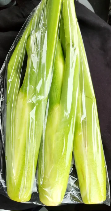 は!また食べたことのない野菜を発見!即買い!!!!!これが、…マコモダケ…!!!!真菰ちゃんェ…!あと、マコモって植物のに黒穂菌がつくとできる野菜らしいって、ふつつかな悪女ではございますがって漫画で出てきてた!読んでた漫画に登場してるし食べるしかない!!!!!! 