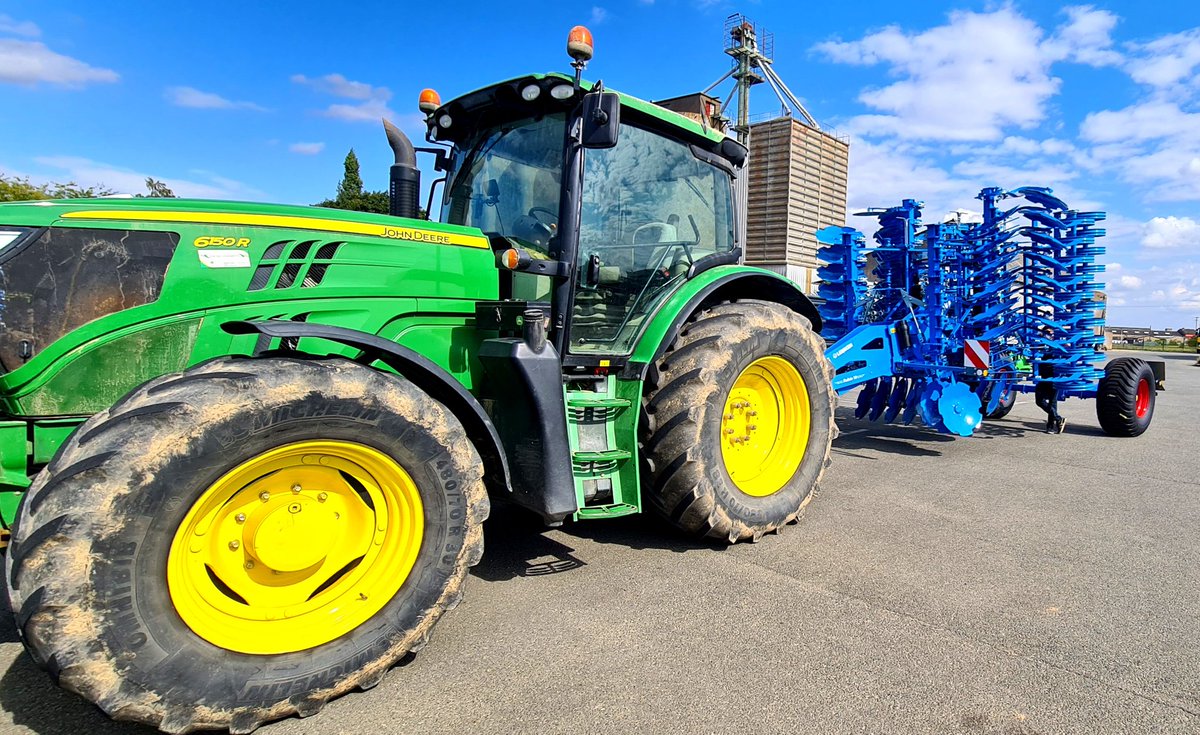 EtienneAgri's tweet photo. Belle journée la Team 🚜🔷️💨
Une longue carrière qui ce termine pour mon Smaragd (25 ans), bienvenue au Rubin 10
#Lemken #Ghestem https://t.co/5x53gAsVyH