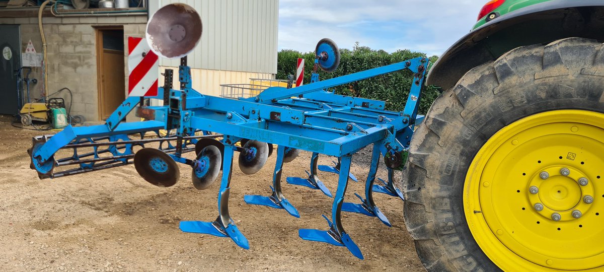 EtienneAgri's tweet photo. Belle journée la Team 🚜🔷️💨
Une longue carrière qui ce termine pour mon Smaragd (25 ans), bienvenue au Rubin 10
#Lemken #Ghestem https://t.co/5x53gAsVyH