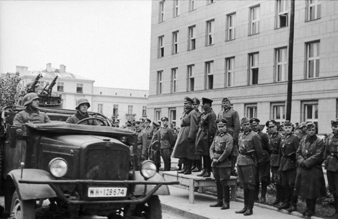 MavkaSlavka's tweet photo. OTD September 22, 1939 a joint parade of the Red Army and the Wehrmacht was held in Brest in honour of the creation of the new border between the emerging world empires - Nazi Germany and the Soviet USSR. This collaboration started Hitler's and Stalin's carve-up of Europe. https://t.co/lCNAa4SXC1