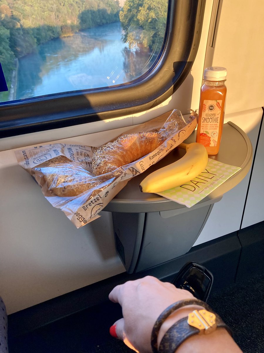 KrisBlackRose's tweet photo. Sunny but cold #morning, 7 degrees C. #Healthybreakfast in the train with #multigrains #croissant, #ginger-apple-carrot-orange #smoothie, a banana for later. #TrainStories #commuter https://t.co/o3E7JUWdTj