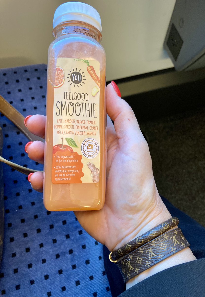 KrisBlackRose's tweet photo. Sunny but cold #morning, 7 degrees C. #Healthybreakfast in the train with #multigrains #croissant, #ginger-apple-carrot-orange #smoothie, a banana for later. #TrainStories #commuter https://t.co/o3E7JUWdTj