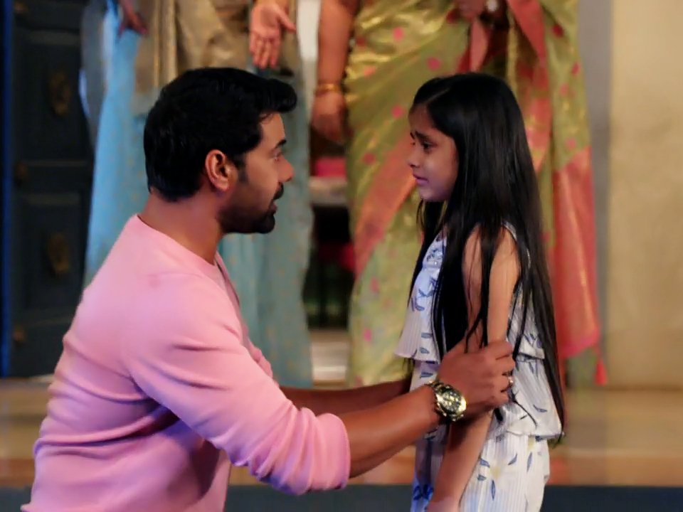Andrasabe's tweet photo. Cutest 😍 #ShabirAhluwalia #RadhaMohan #MohanTrivedi #GungunTrivedi #ep124 https://t.co/6e5M6SSRJA