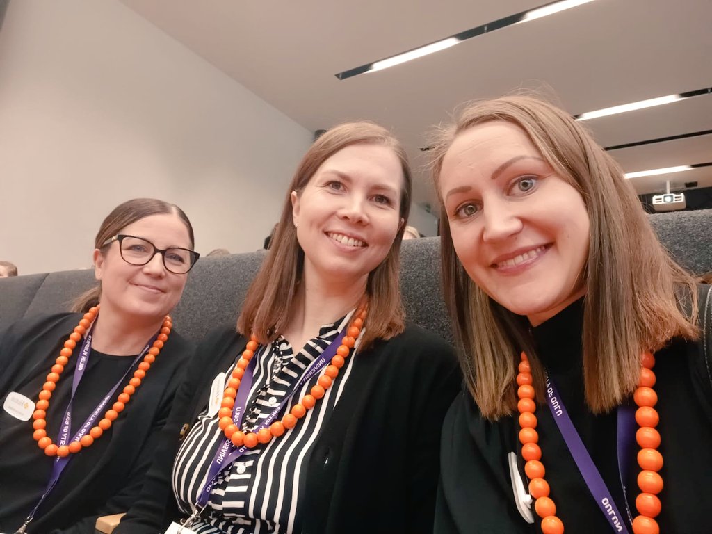AnnaLottaK's tweet photo. #HTTS2022 Oulussa teemalla hoitotieteellinen näyttö ja osaaminen käyttöön. #sote #hoitotiede #näyttökäyttöön #arcticattitude #HTTS22 #eturivi @HotusFI helmet kaulassa 👌 https://t.co/YRNRhLagaX