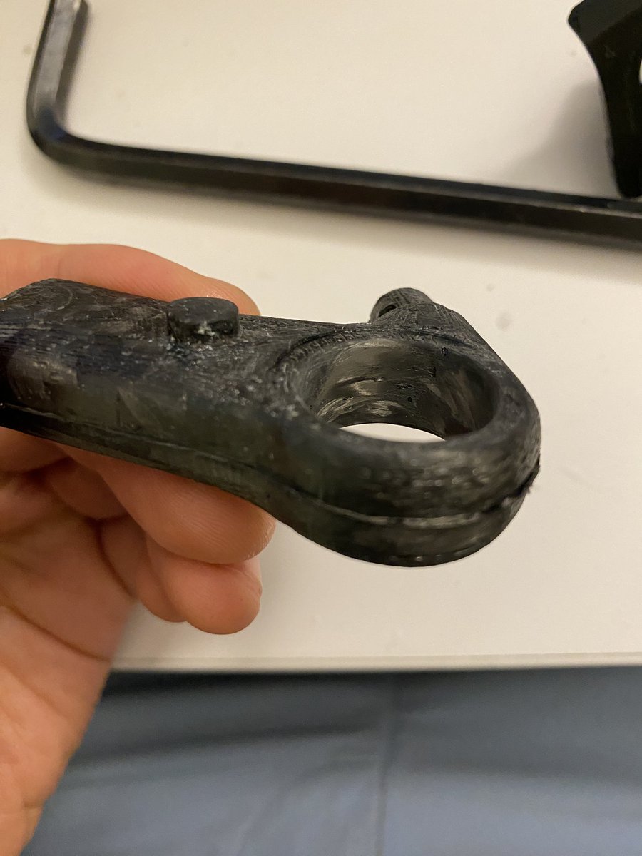 edfungus's tweet photo. Rear dropout with Sram UDH. ~21g from forged carbon fiber https://t.co/zlwopuf33X