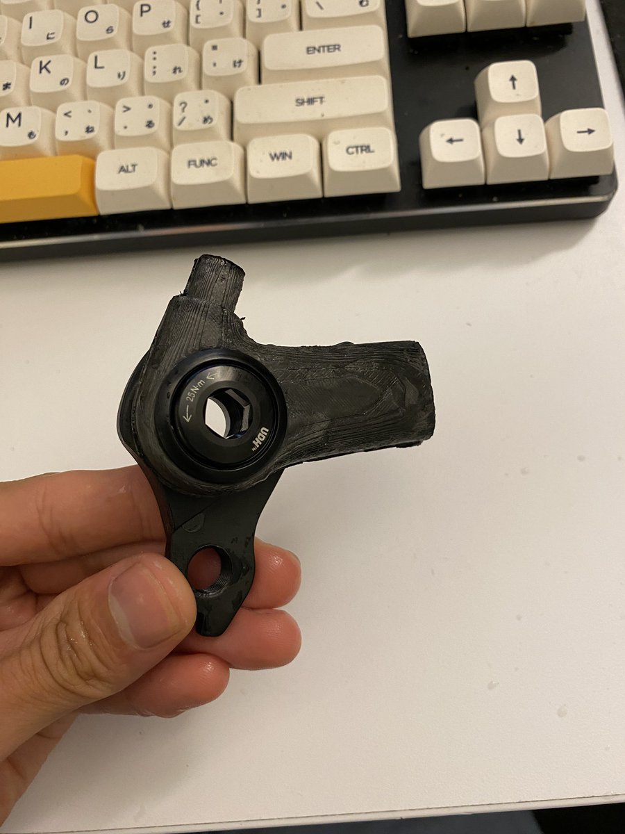 edfungus's tweet photo. Rear dropout with Sram UDH. ~21g from forged carbon fiber https://t.co/zlwopuf33X