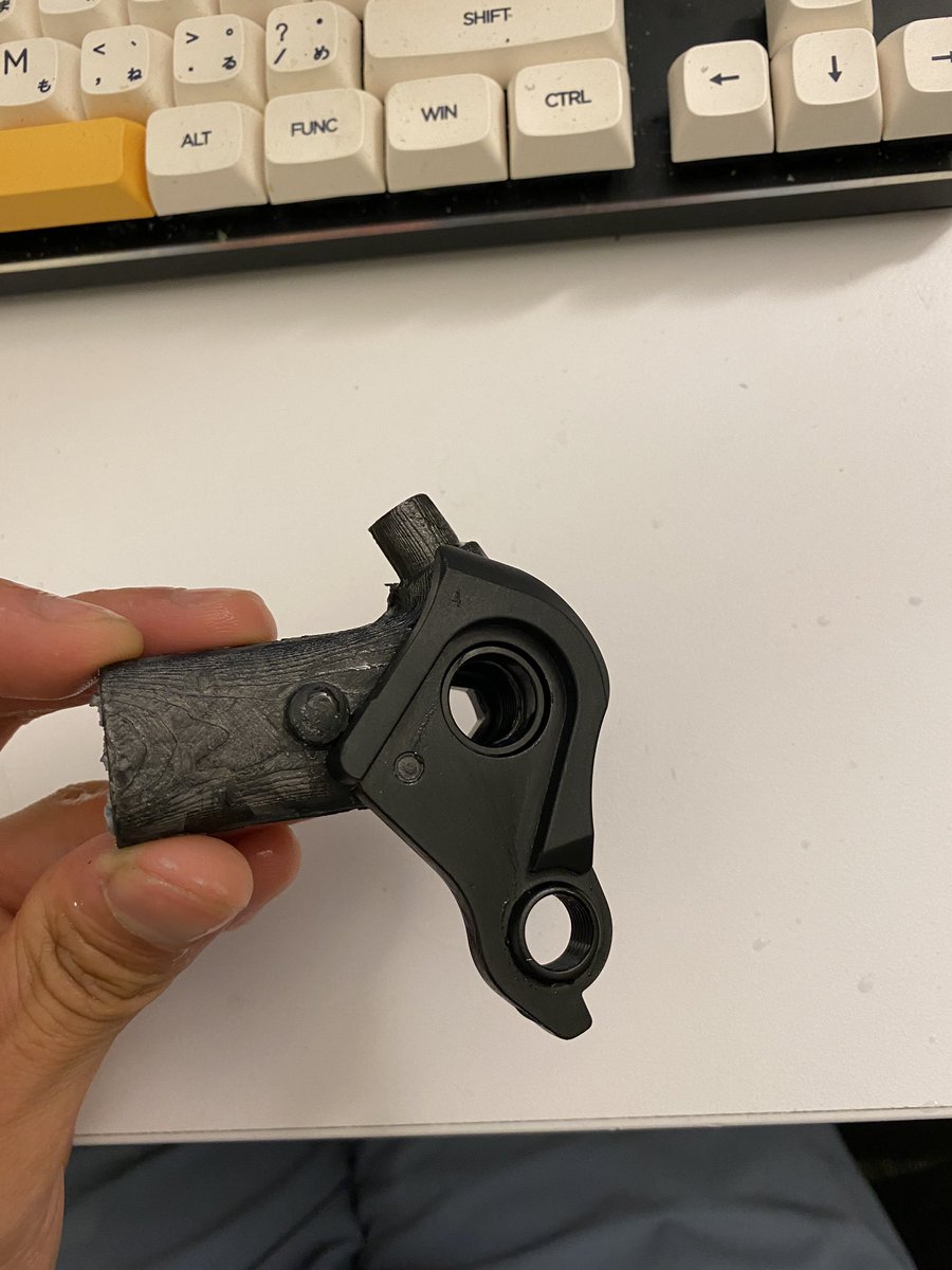 edfungus's tweet photo. Rear dropout with Sram UDH. ~21g from forged carbon fiber https://t.co/zlwopuf33X