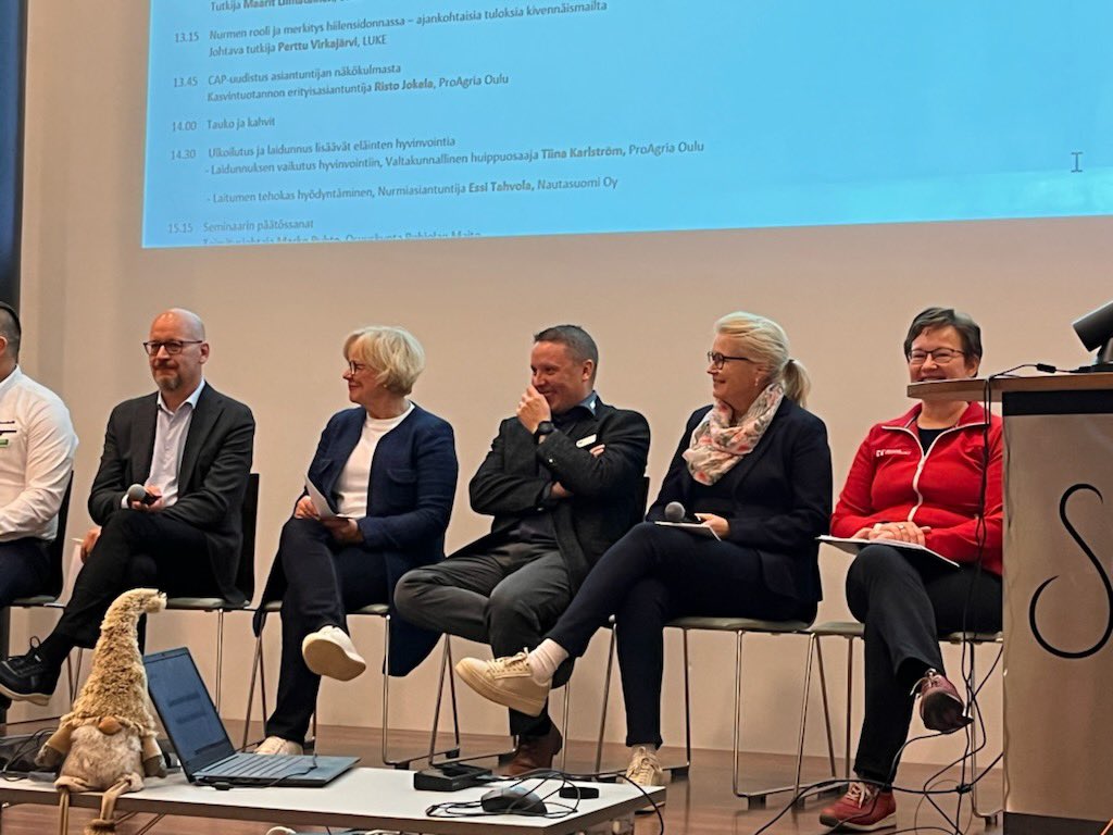 #nurmiseminaari2022 toinen päivä alkoi yrityskumppaneiden vastuullisuustentillä <a href="/YaraSuomi/">Yara Suomi</a> <a href="/ValioFi/">Valio</a> @ArlaSuomi <a href="/ValimaaRisto/">Risto Välimaa</a> Eastman @nordkalkcorp <a href="/atria/">競馬のりあ</a>