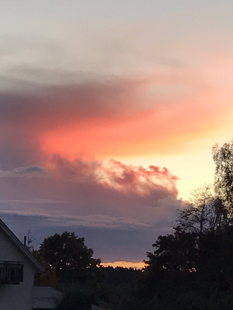 sunsve's tweet photo. @StormHour @RMetS @RainViewer Evening sky. https://t.co/BB69iXkxCV