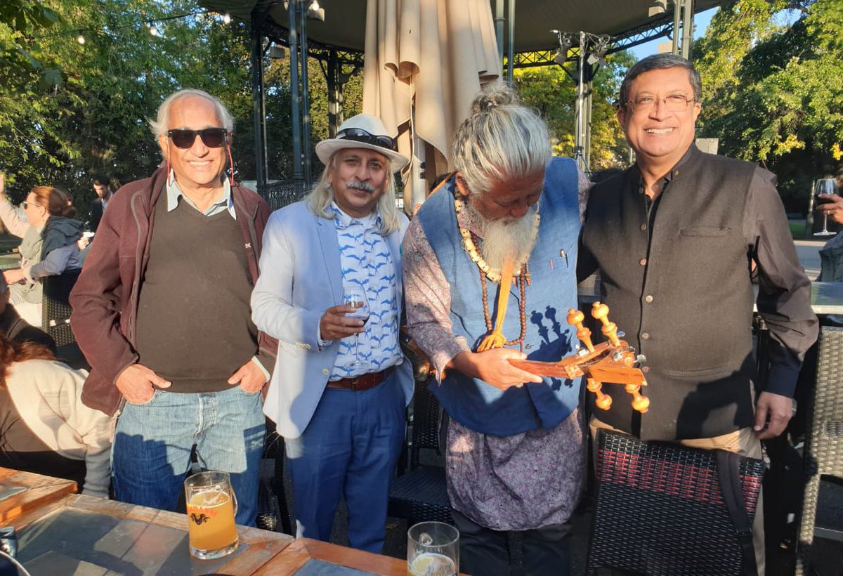 AmbSanjay_'s tweet photo. When 4 #Stephenians across generations got together on the banks of Lac Leman
#Sanjay 1974
@SecySanjay & @SanjoyRoyTWA 1983
#Loten 1988 https://t.co/tcTbx7RshM