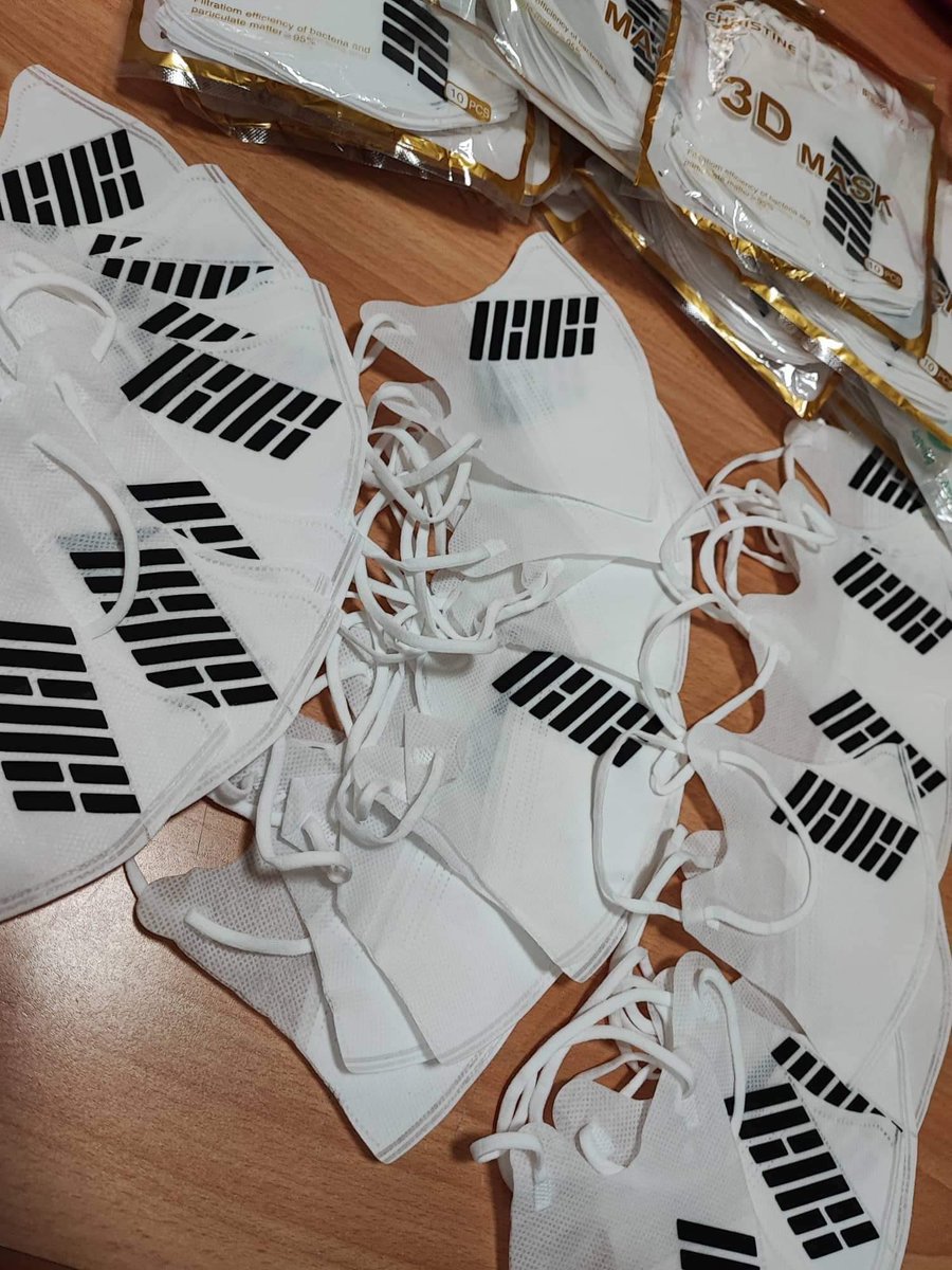 iKONisLiFE_2015's tweet photo. sigaw lang po kayo bukas ng “iKONisLife” to get these freebies. Pakalat kalat admins bukas #KpopMasterz2inManila2022 #iKON @YG_iKONIC https://t.co/VpKgzmMshy