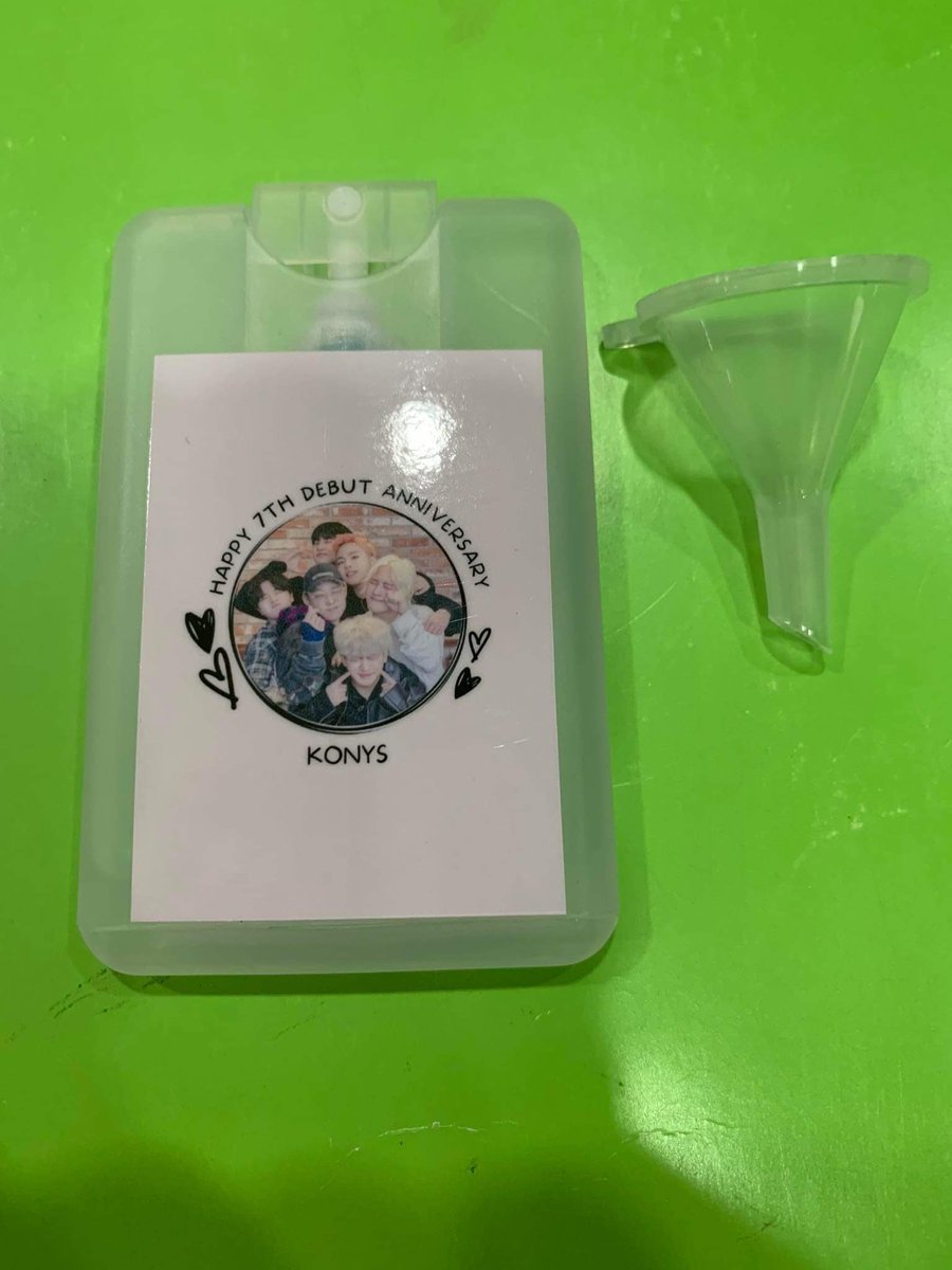 iKONisLiFE_2015's tweet photo. sigaw lang po kayo bukas ng “iKONisLife” to get these freebies. Pakalat kalat admins bukas #KpopMasterz2inManila2022 #iKON @YG_iKONIC https://t.co/VpKgzmMshy