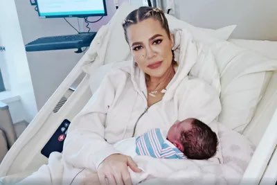 Aquí, Khloé Kardashian en la cama del hospital haciéndose la recién parida después de tener un hijo a través de un vientre de alquiler: