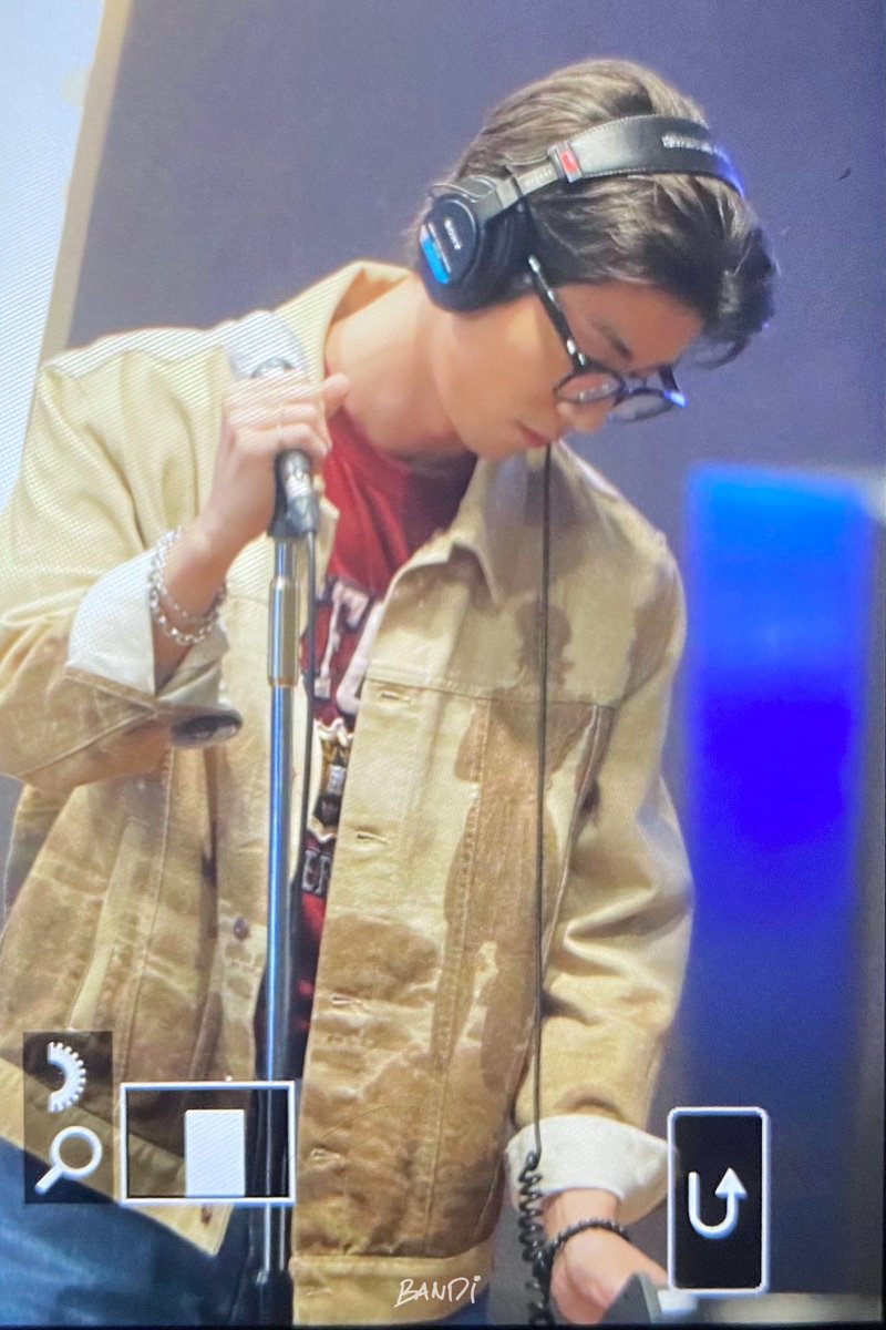 “And so.. Sally can wait..” I finally mustered up my courage to sing Don’t Look Back In Anger live last night in KBS’ Station Z. You may watch the cover here youtu.be/uv191I1oYUE. I’m not sure if anyone notices but I’ve been focusing in singing lately, don’t you think so?