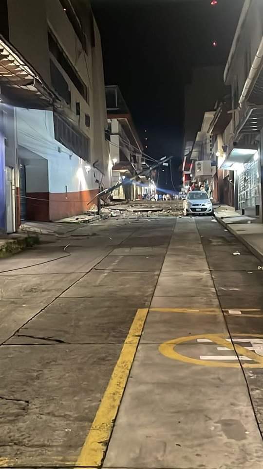 michangoonga's tweet photo. #Sismo En Uruapan zona Centro fachada de banco se derrumba: https://t.co/3tjlJsfQfx