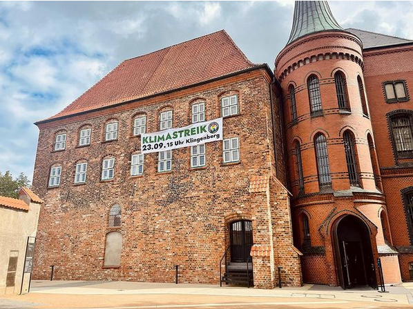 hansemuseum_eu's tweet photo. Wir sind morgen beim @fff_luebeck Klimastreik dabei! 💚 @M4Fger @museums4future 

#hansemuseum #EHMforFuture #Klimastreik #fridaysforfuture #streik #klimakrise #burgkloster https://t.co/ihW3NVf3SW