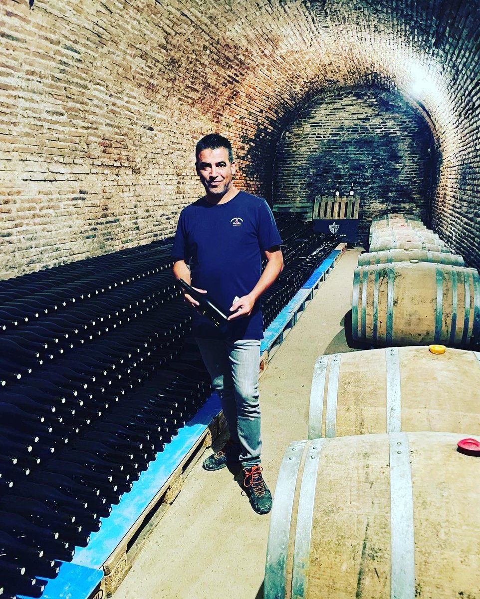 DOleksyn's tweet photo. On Wednesday we met some of the passionate people behind some of the smaller wineries in Rueda. We tasted Verdejo grown in vineyards planted on fine sand, wine from more than century old vines and the first sparkling Verdejo in the region.
#dorueda #tasterueda #spaintravel #spain https://t.co/ad3x7cQ3Tz