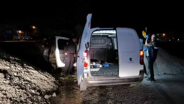 medyapollscom's tweet photo. BURSA'da dağıtıma çıkan kargo görevlisinin çalışır halde bıraktığı hafif ticari aracı çalan şüpheliler, 80 kilometre gittikten sonra aracı bırakıp kaçtı. Yapılan incelemede araçta bulunan, teknolojik aletlerden oluşan kargo https://t.co/UrzwZCgDAz https://t.co/vVp9PxGlI3