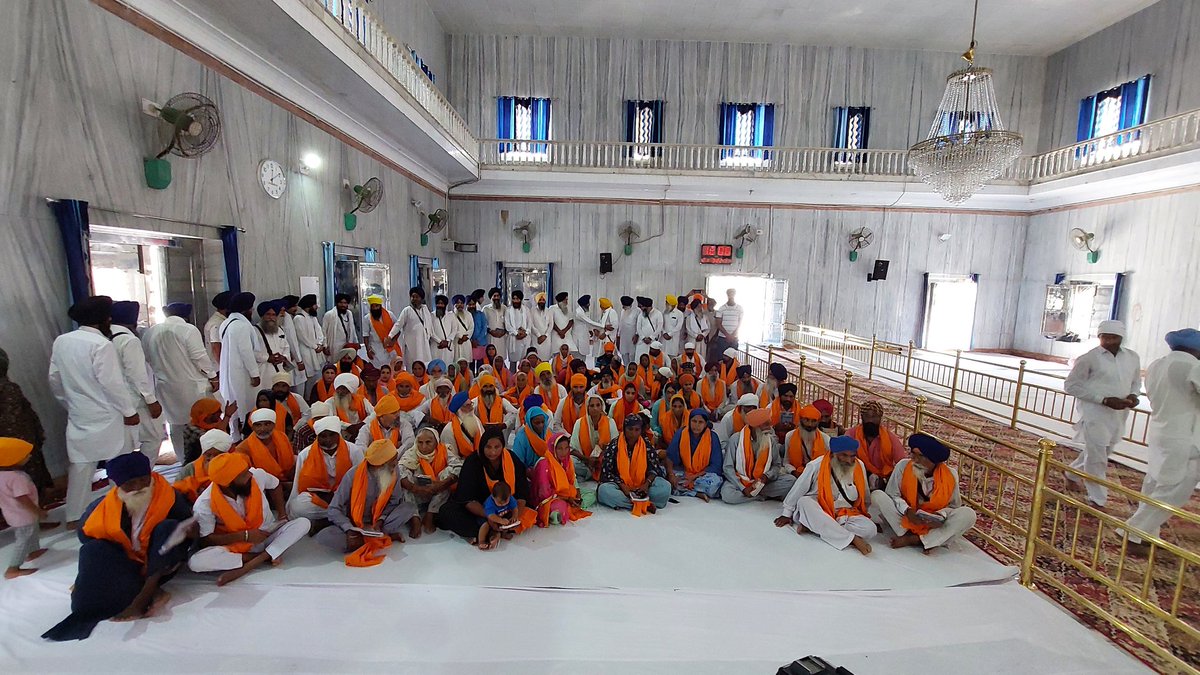 DrKS_Badal's tweet image. More than 500 people yesterday reverted back to Sikhi at Amritsar, Panjab. These all people had become victim of fake narrative of  Chirstan missionaries. Now these Singh and Kaurs will educate others about the fake propaganda of Chirstan missionaries. Applauds to @SGPCAmritsar!