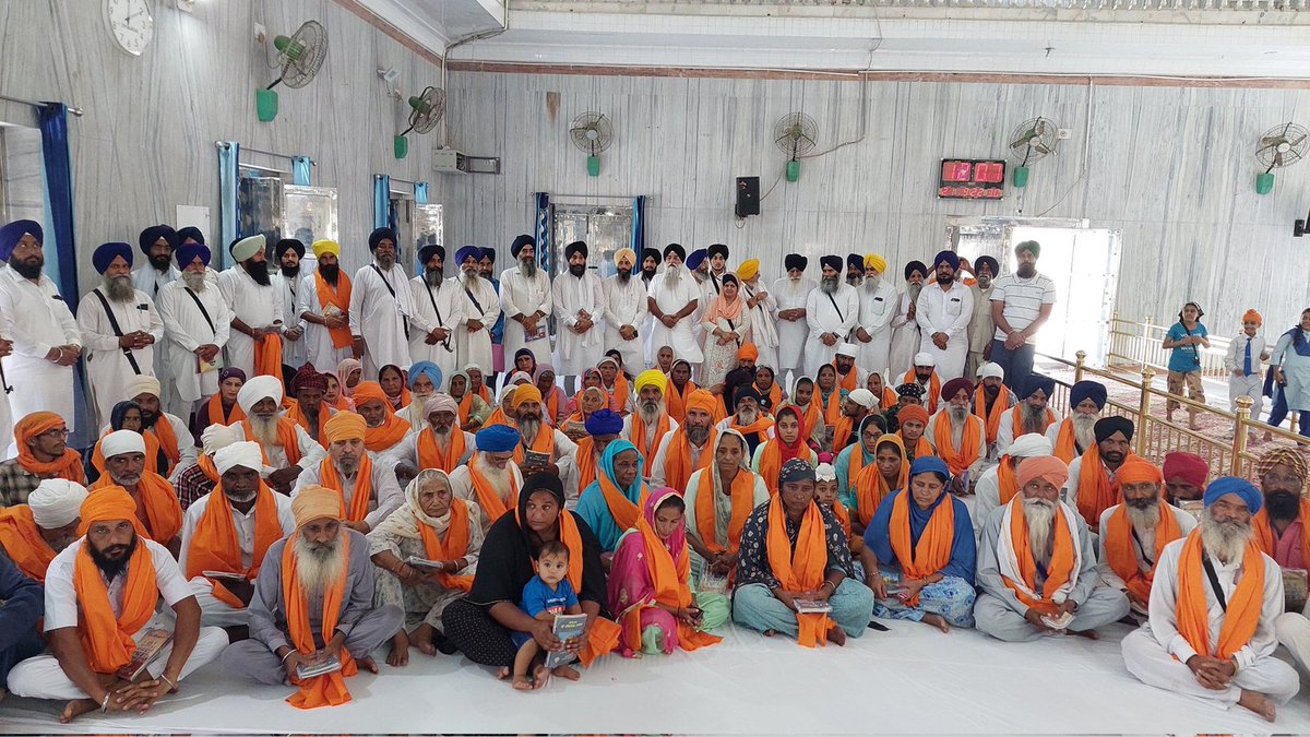 DrKS_Badal's tweet image. More than 500 people yesterday reverted back to Sikhi at Amritsar, Panjab. These all people had become victim of fake narrative of  Chirstan missionaries. Now these Singh and Kaurs will educate others about the fake propaganda of Chirstan missionaries. Applauds to @SGPCAmritsar!