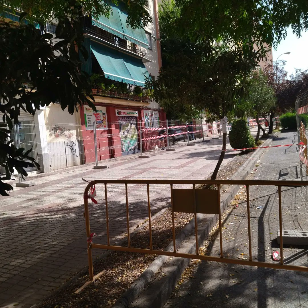 makaralu's tweet photo. .Barrio tras barrio van avanzando y hay q salir con paraguas p el sol q abrasa¿Qué poder tiene el #dinero q los mismos políticos q vivían en #LaChana, en @aytogr casi todos,destruyen su propia ciudad,la misma q heredarán sus hijos? #talasmasivas #asesinatodeárboles en #Granada https://t.co/d3zRVwrkFh