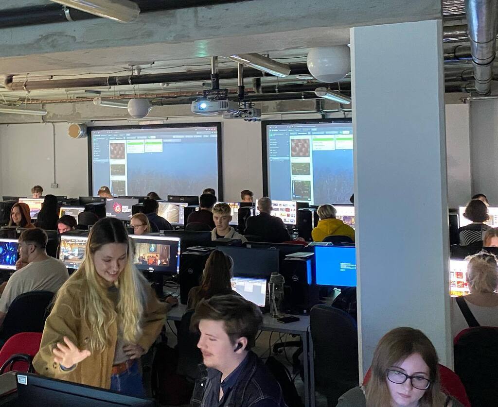 Here what’s going on in some of our Games teaching spaces this morning, hello everyone 👋
#games #computing #gameart #gamedesign #gamedevelopment